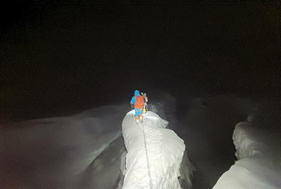深夜，张洪和队友走在登顶珠峰的路上。?强子 图